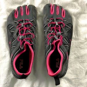 Fila Skele Toe Womens size 11. Gently used